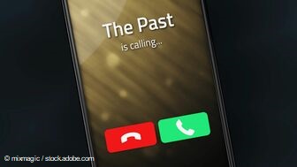 Ein Mobiltelefon auf dem steht: The Past is Calling. 